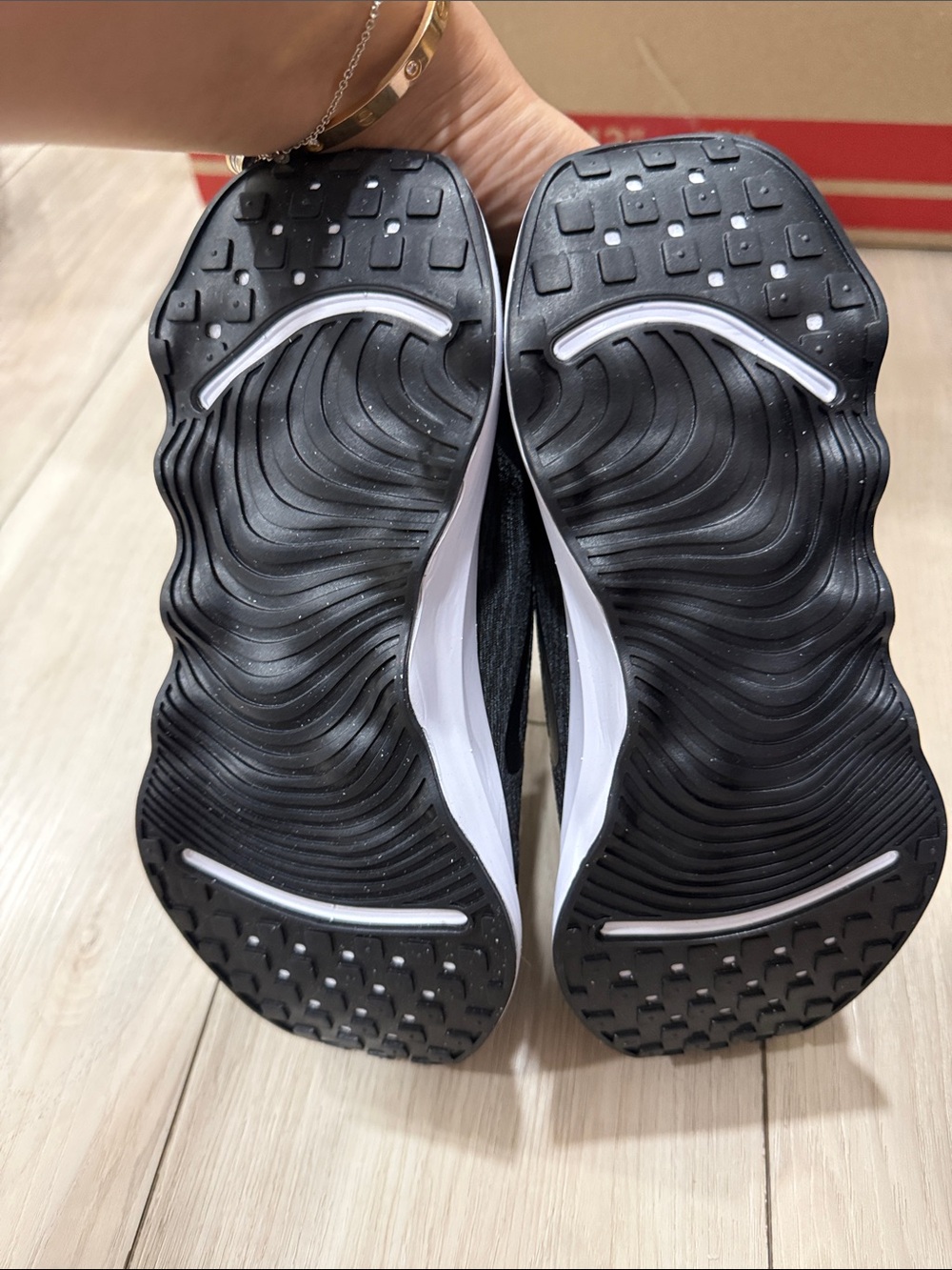 Nike Men’s Black and White Wave-Soled Running Shoes - Picture 6 of 7